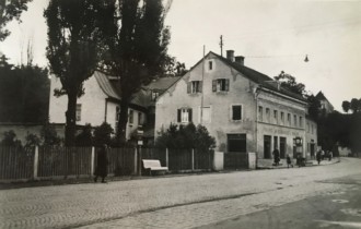 1938: 7 Fenster vorne 1938 - Laden Franz Wiesbeck, 7 Fenster vorne