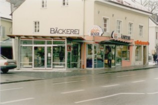 1995 - Anbau Stehcafe, Neugestaltung Bäckerladen 1995 - Anbau Stehcafe und Neugestaltung des Bäckerladens
